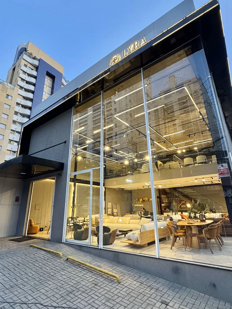 Fachada de vidro do showroom da Lyra Home em Moema
