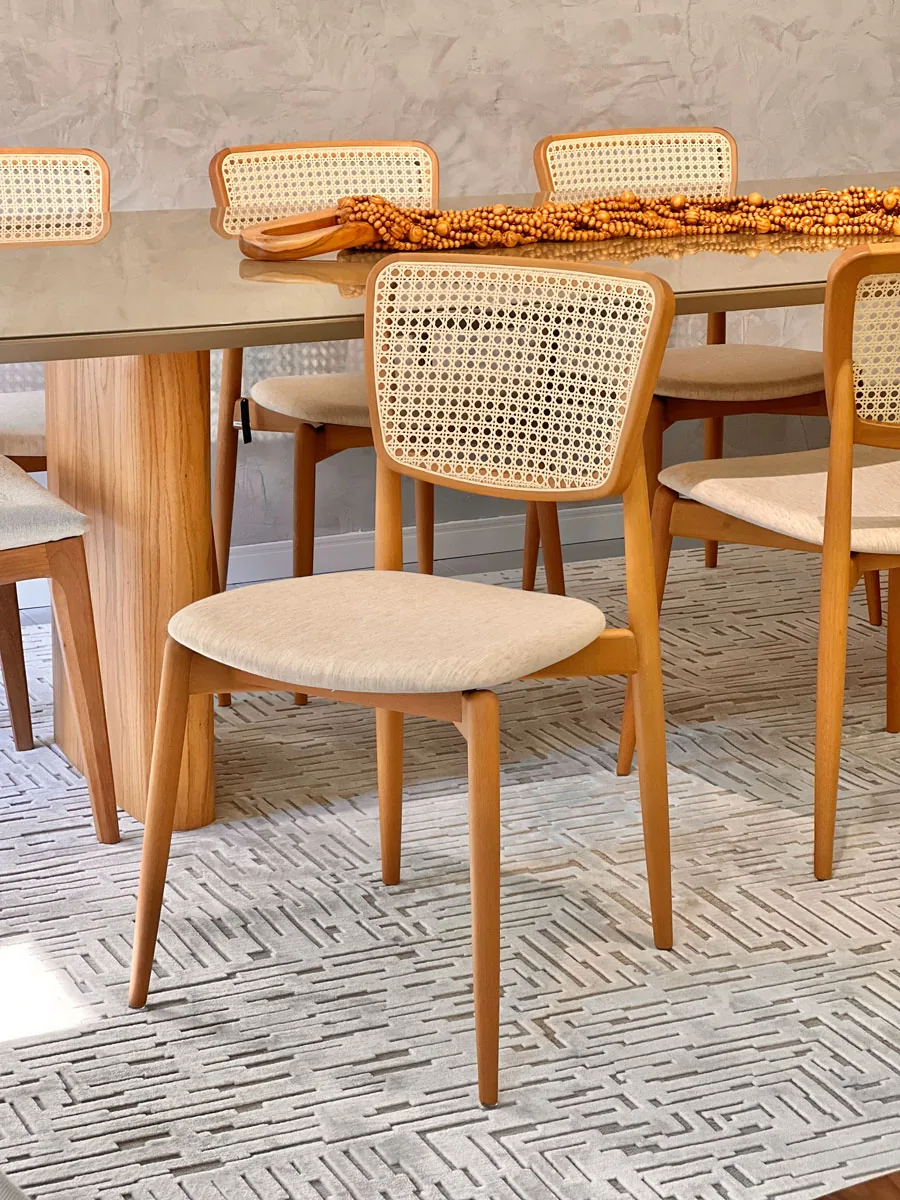 Mesa de jantar com cadeiras de palhinha no showroom