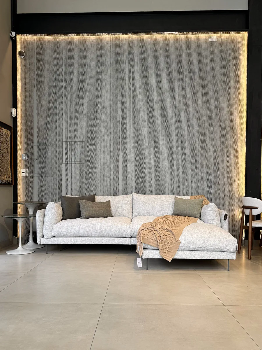 Sofá em ambiente do showroom